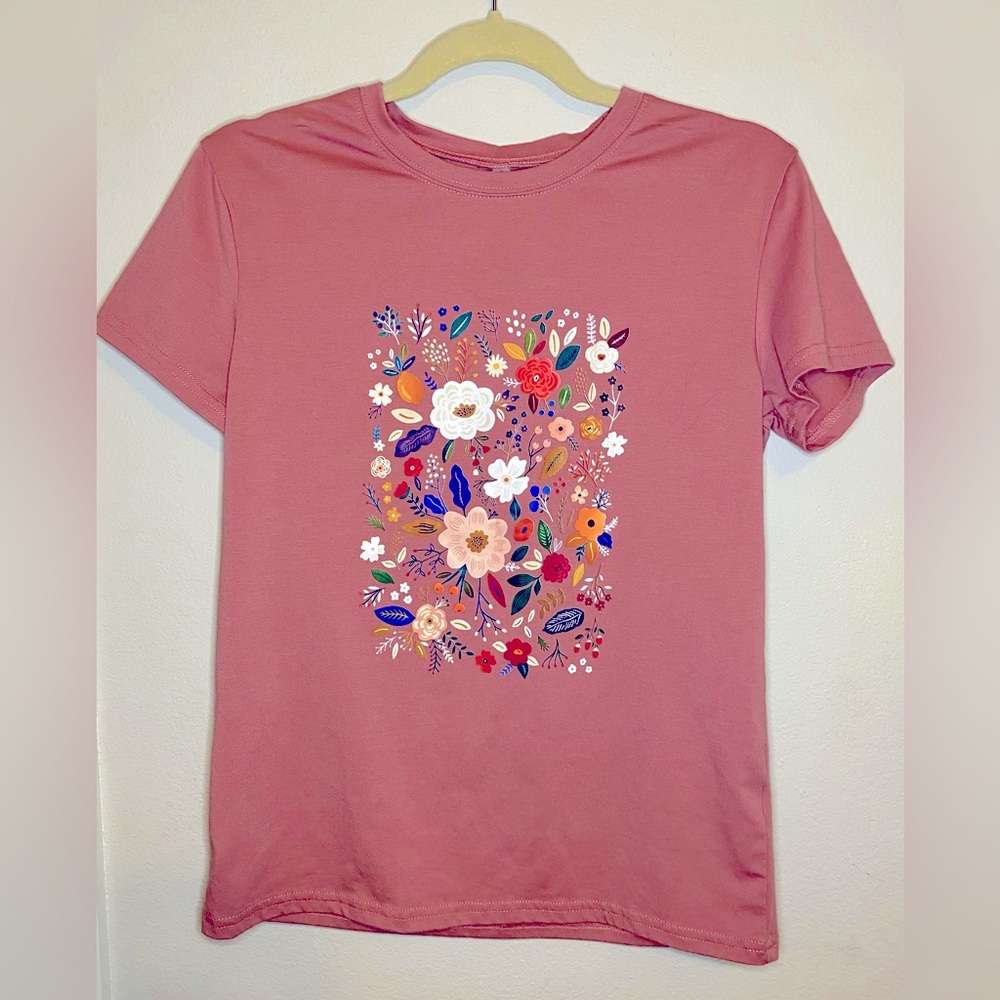 💥BOGO💥 Tea Rose Floral T Shirt. Size S